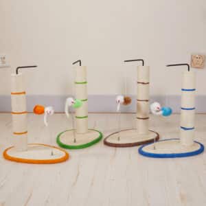 מתקן גירוד לחתולים עם כדור ועכבר – גובה 45 ס"מ, בסיס 25×35 ס"מ. עמוד סיזל יציב עם צעצועים אינטראקטיביים שמעניקים לחתול פעילות בריאה ומשחק מהנה.