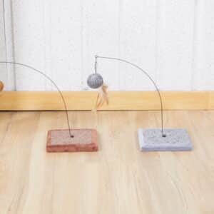 צעצוע חתולים עם כדור נוצות על קפיץ – גובה 30 ס"מ