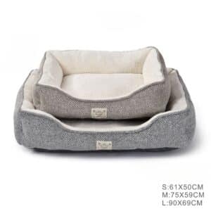 מיטה לכלב מלבנית מעוצבת דגם עופר בגוון אפור־שמנת עם ריפוד פנימי רך ודפנות מוגבהות