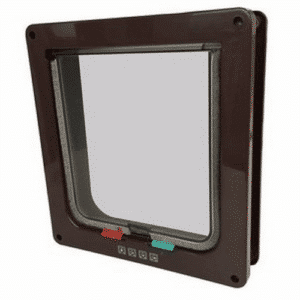 דלת לחתול גדולה תוצרת M-PETS בצבע חום, עם מסגרת עומק להתקנה ומנגנון נעילה בארבעה מצבים.